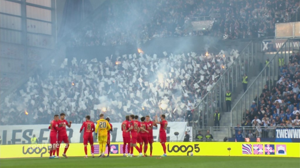 Foto: SVE-Spieler feiern vor Fan-Kurve