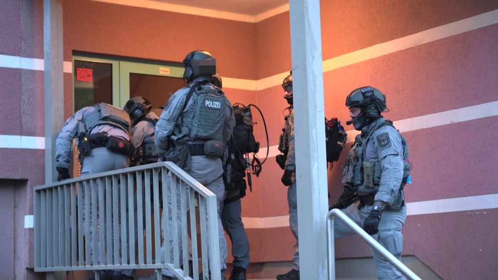 Foto: Polizei bei Razzia gegen rechtsextreme Jugendgruppen