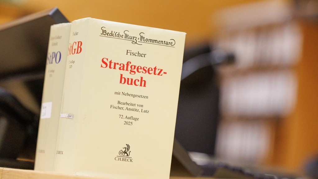 Eine Ausgabe des Strafgesetzbuches steht auf einem Pult.