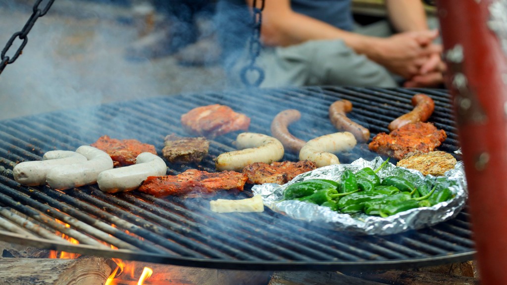 Schwenkgrill über Buchenfeuer