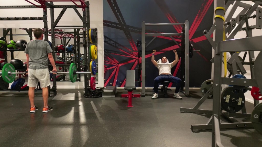 Foto: Zwei Männer trainieren im Fitnessstudio