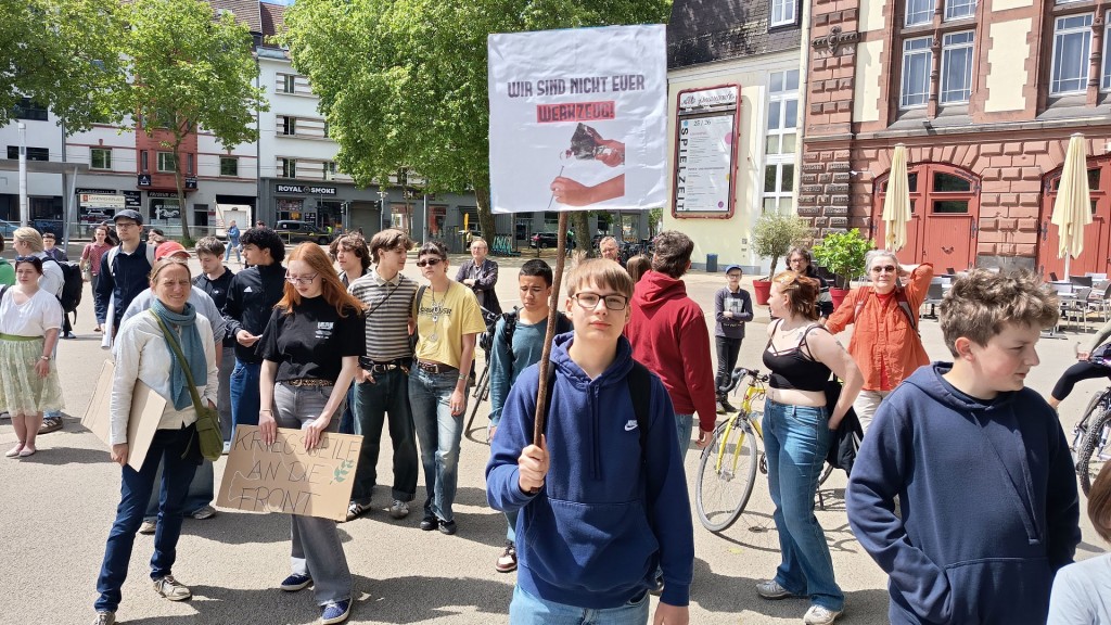 Teilnehmer bei der Schülerdemo gegen Wehrpflicht in Saarbrücken