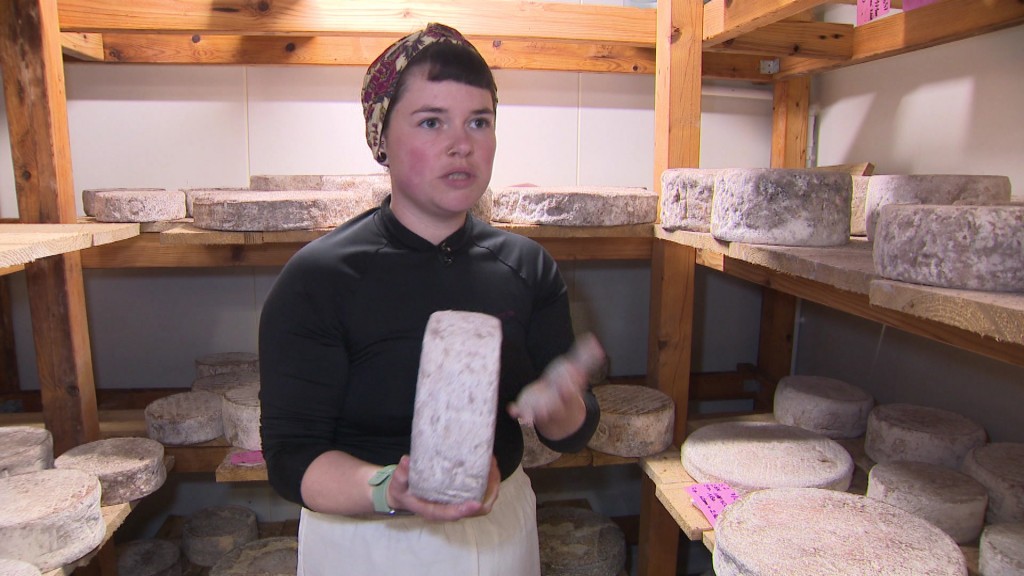 Foto:  Madeleine Cron pruziert Käse.