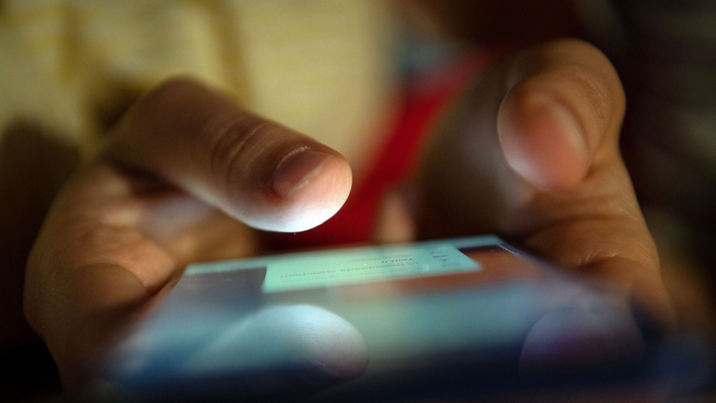 Ein junger Mensch hält ein Smartphone in Händen
