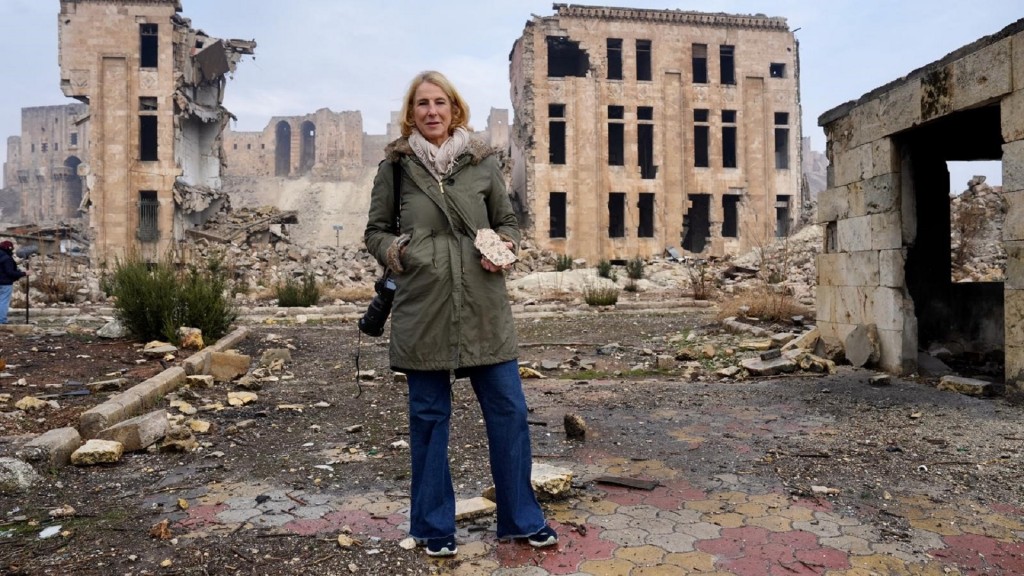 Kriegsreporterin Katrin Eigendorf vor einem eingestürztem Gebäude