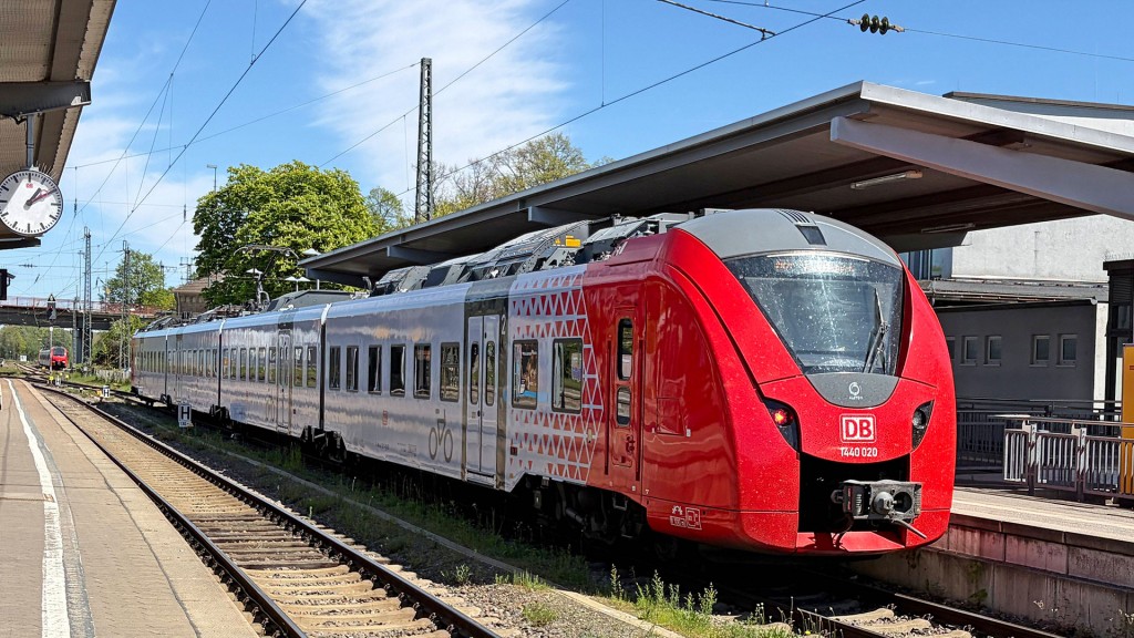 Foto: Moderner Elektrotriebzug der Deutschen Bahn bei der Einfahrt in den Hauptbahnhof Homburg (Saar)
