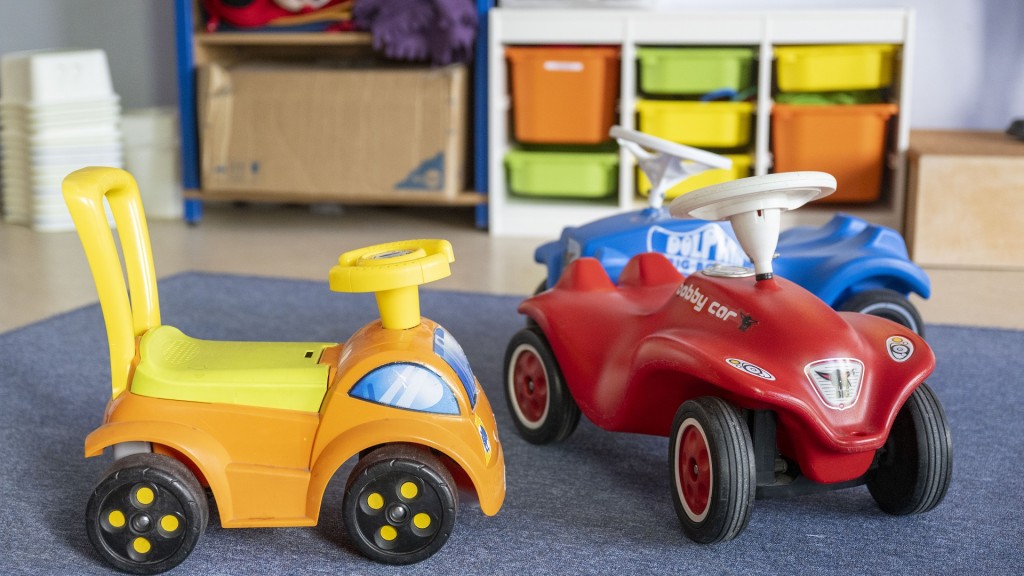 Foto: Spielzeugautos stehen in einer Kita. 