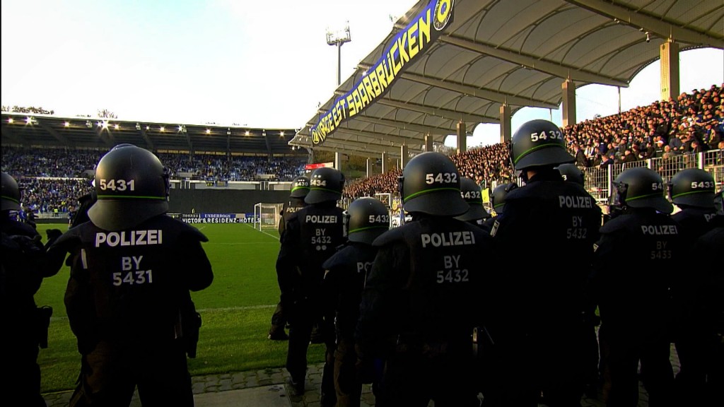 Polizisten vor FCS-Ostkurve