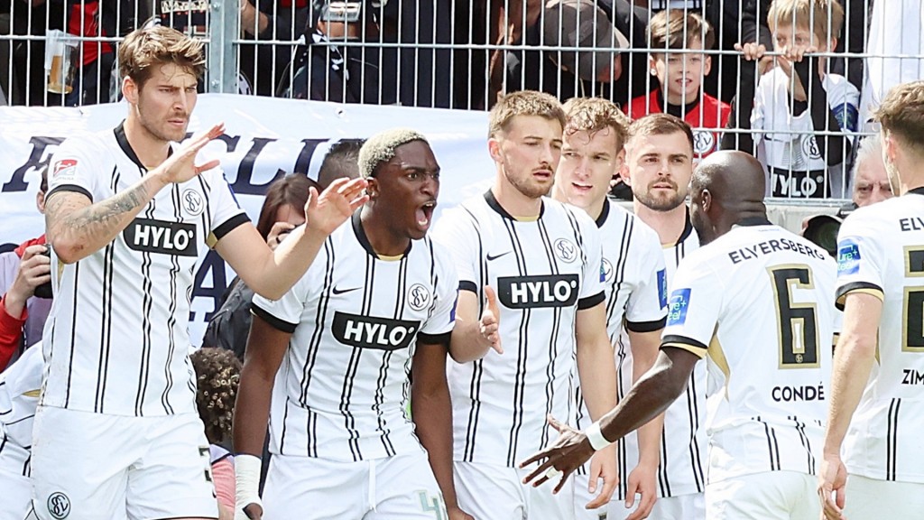 Foto: Die SV Elversberg bejubelt das 2:0 gegen Preußen Münster