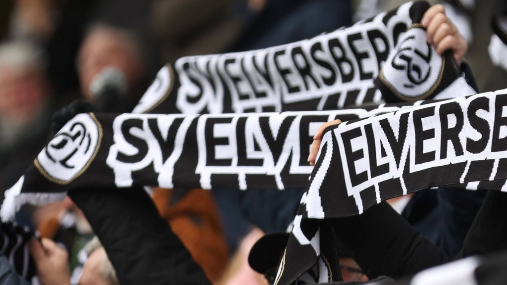 Foto: SV Elversberg-Fans halten Vereinsschals in die Höhe