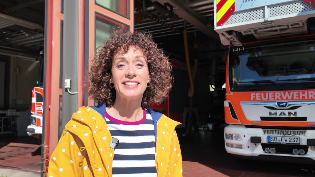 Foto: Christine Alt vor Feuerwehrhaus.