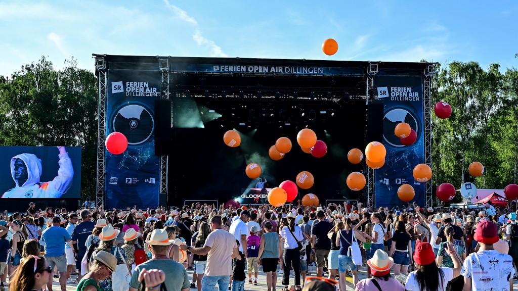 Blick auf die große SR Ferien Open Air Bühne