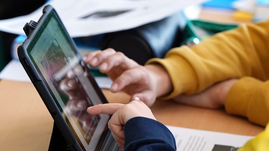 Schüler arbeiten im Unterricht an einem Tablet
