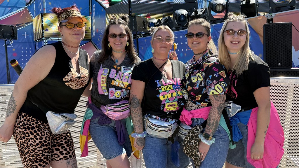 Besucherinnen und Besucher des Back For Good 90s Open Air