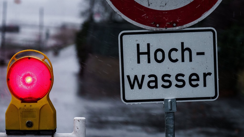 Ein Hochwasserschild und eine Absperrbarke