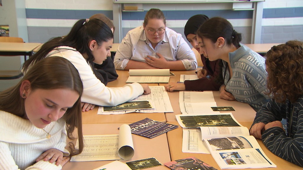 Foto: Schulklasse bei einer Projektarbeit