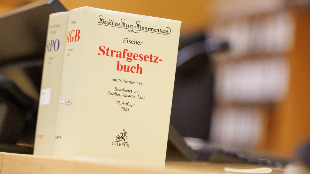 Eine Ausgabe des Strafgesetzbuches steht auf einem Pult.