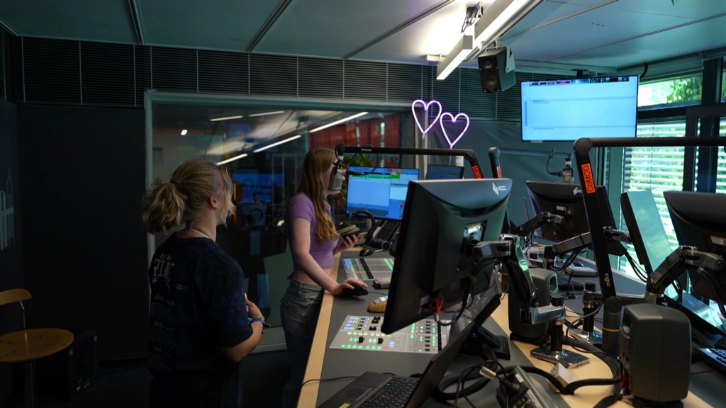 Foto: Moderatorinnen in einem studio