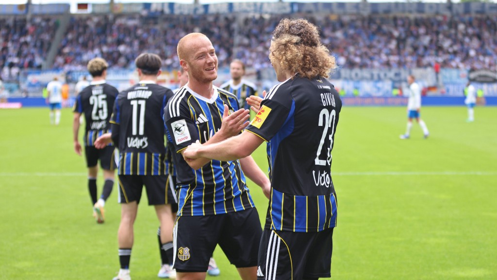 Foto: Sebastian Vasiliadis ( FC Saarbruecken) mit Torschütze Tim Civeja ( FC Saarbruecken)