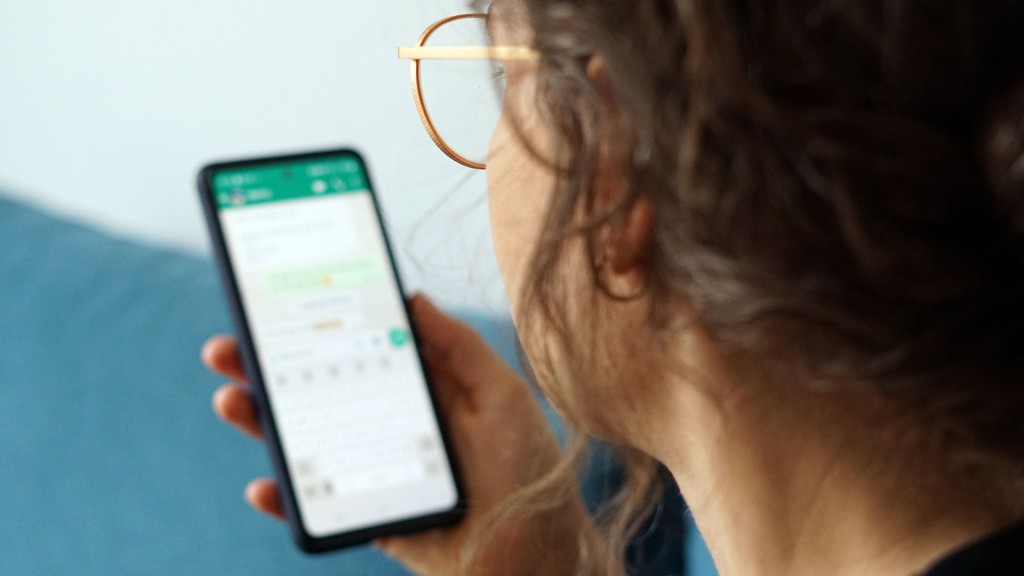 Eine Frau mit ihrem Smartphone