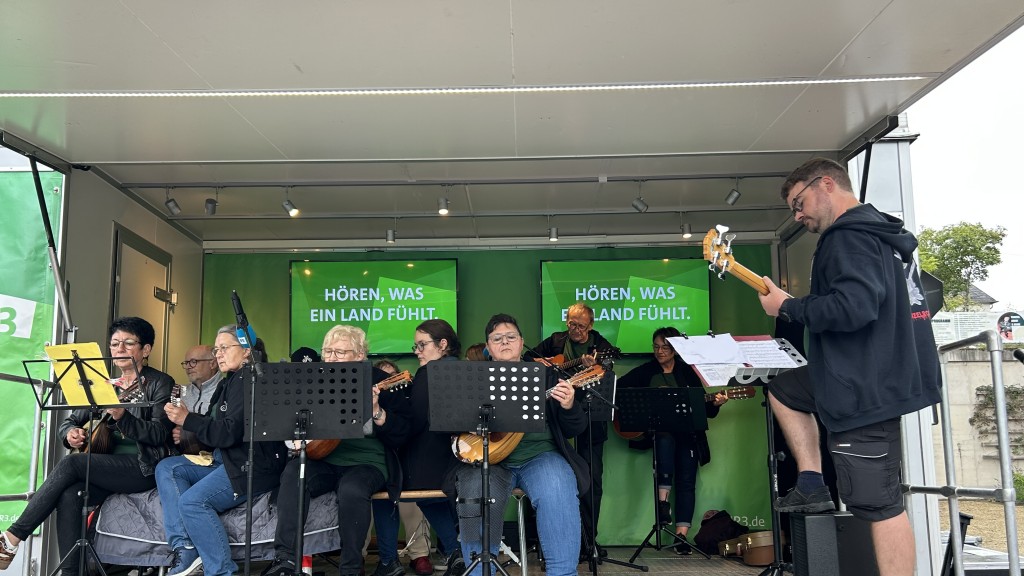 Mandolinen- und Gitarrenverein beim Treffpunkt Ü-Wagen Fest