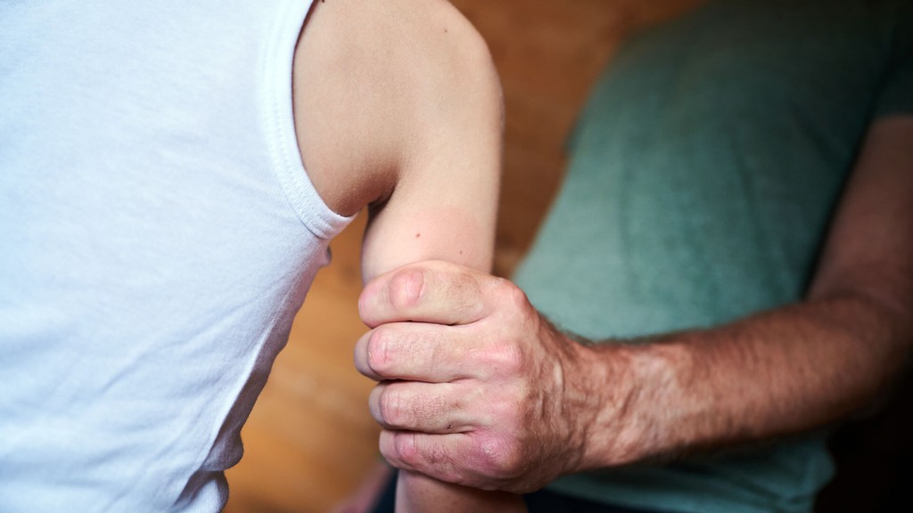 Ein Mann hält ein Mädchen am Arm fest