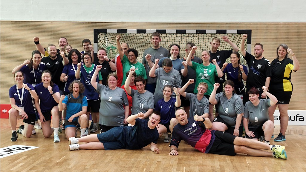 Unified-Sports auf der Special Olympics mit Handballstar Christian Schwarzer (v.R.) in Saarlouis 