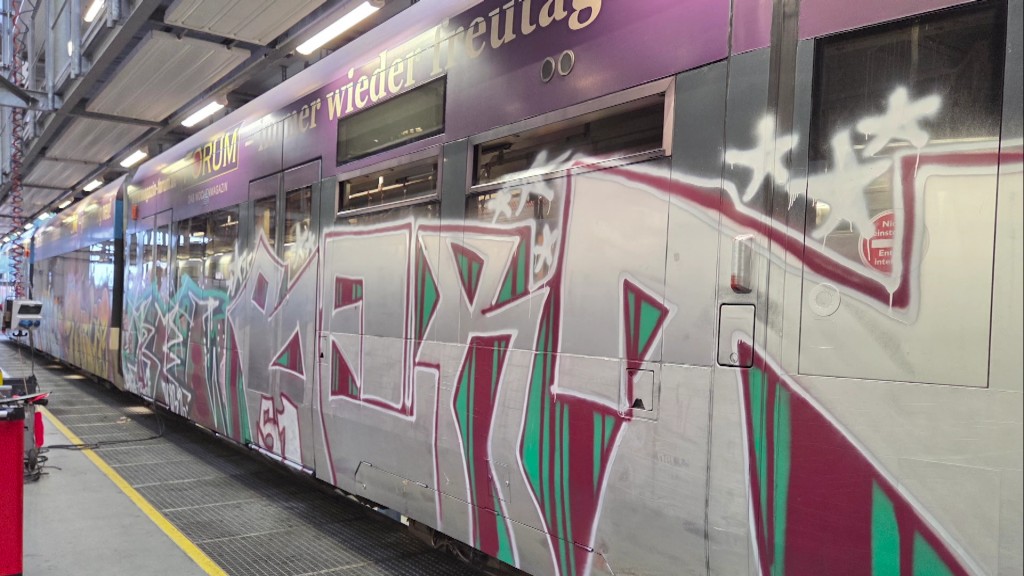 Saarbahn die mit Graffiti beschmiert ist 