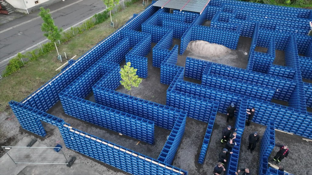 Foto: Labyrinth aus Getränkekisten