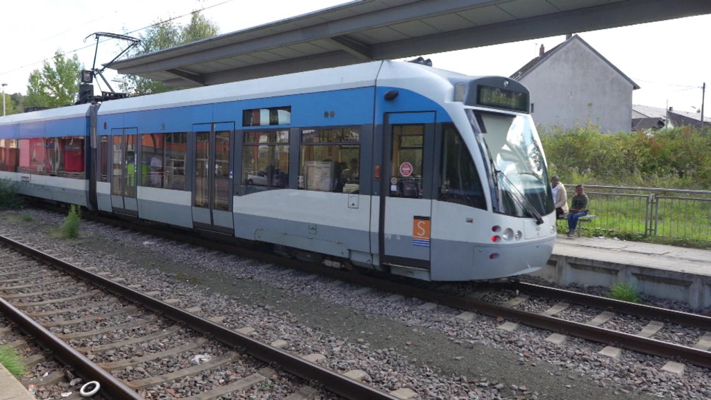 Saarbahn an einem Bahnhof