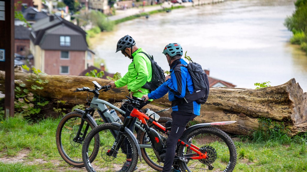 Zwei Radfahrer auf e-Bikes