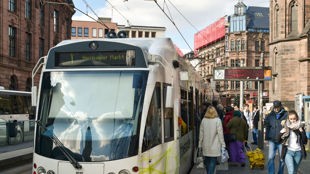 Foto: Eine Saarbahn an der Haltestelle
