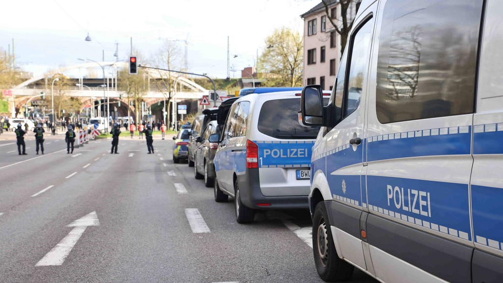 Foto: Polizei sperrt die Straßen rund um das Ludwigsparkstadion vor einem Fußballspiel 