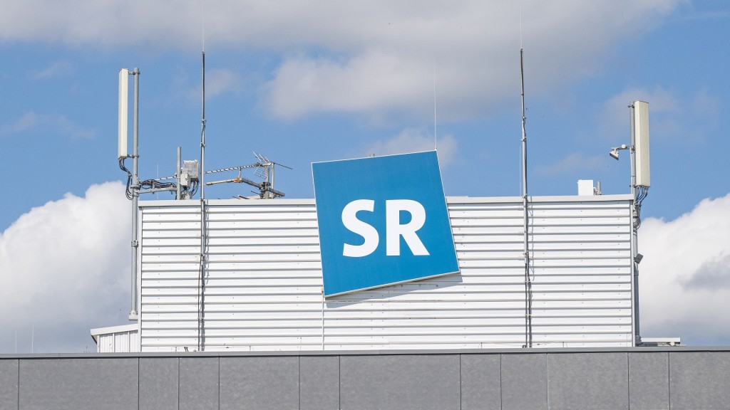 Das Logo des Saarländischen Rundfunks auf dem Hörfunk-Gebäude auf dem Halberg