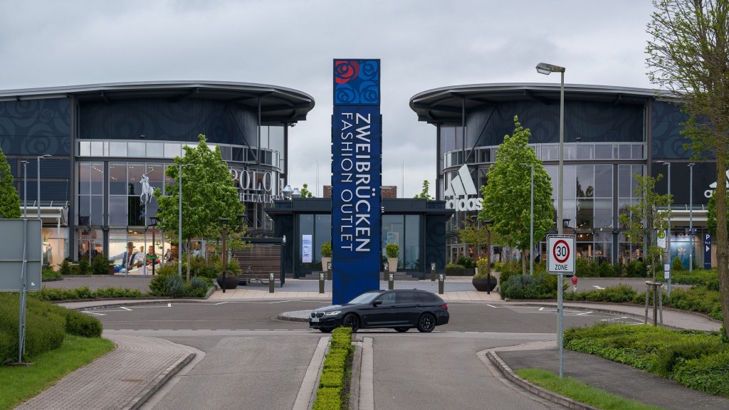 Foto: Die Einfahrt zum Zweibrücken Fashion Outlet.