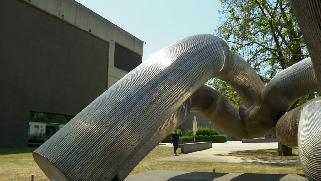 Foto: Skulptur vor Museum.