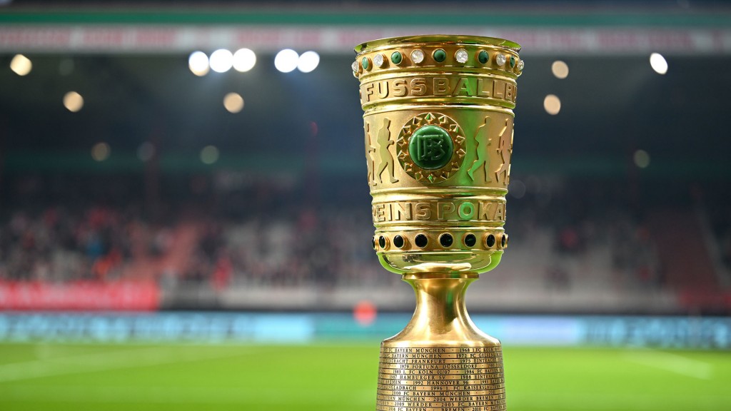 Foto: Der DFB-Pokal steht vor dem Spiel am Spielfeldrand auf einem Podest