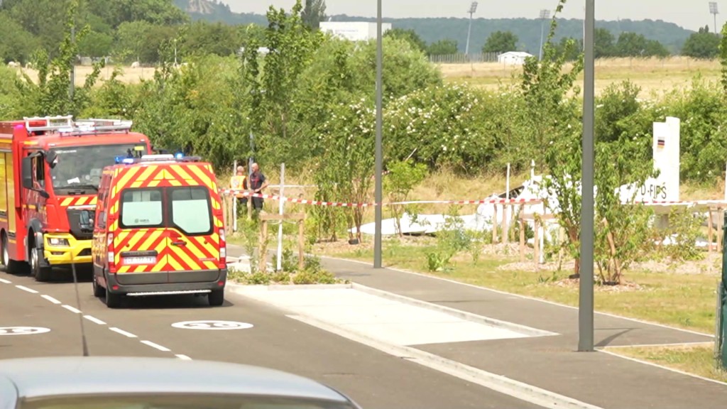 Foto: Feuerwehr und Krankenwagen neben abgestürztem Flugzeug