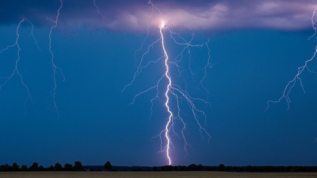 Foto: Blitze eines Gewitters leuchten am Abendhimmel