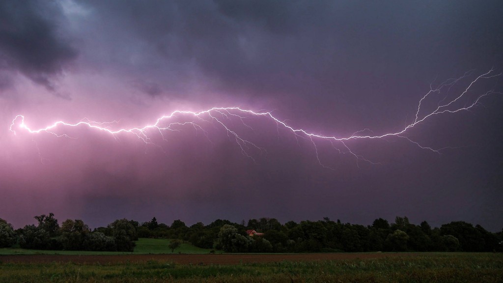 Foto: Blitze eines Gewitters leuchten am Abendhimmel