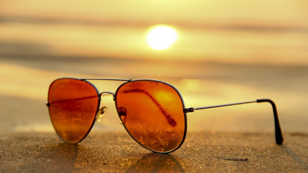 Sonnenbrille am Strand bei Sonnenuntergang