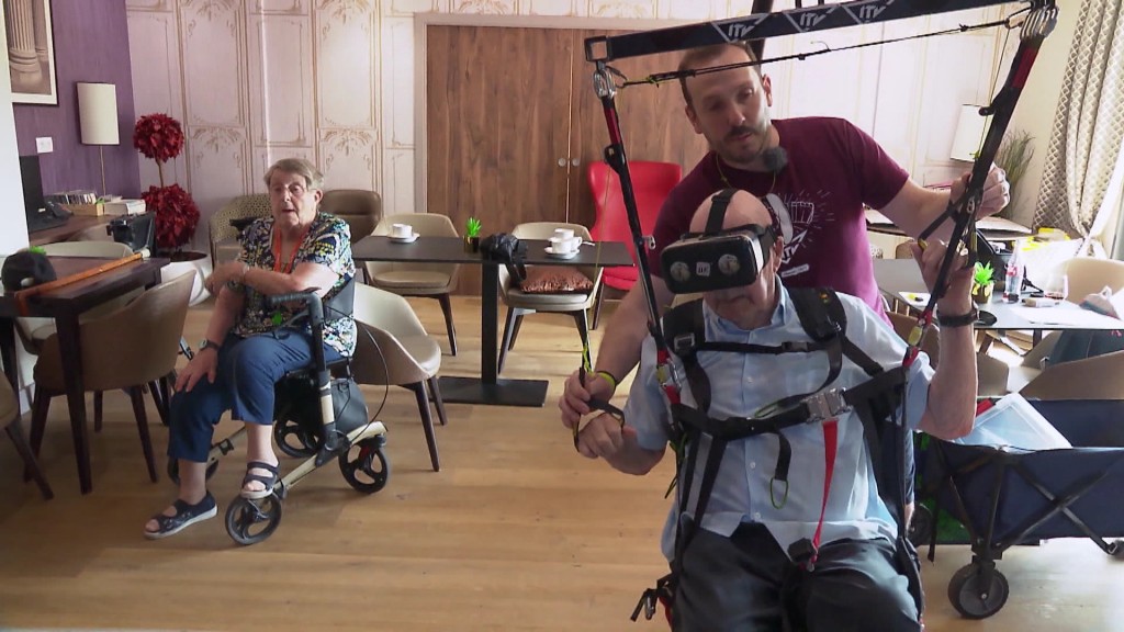 Foto: Man übt mit Gleitschirm-Flugsimulator