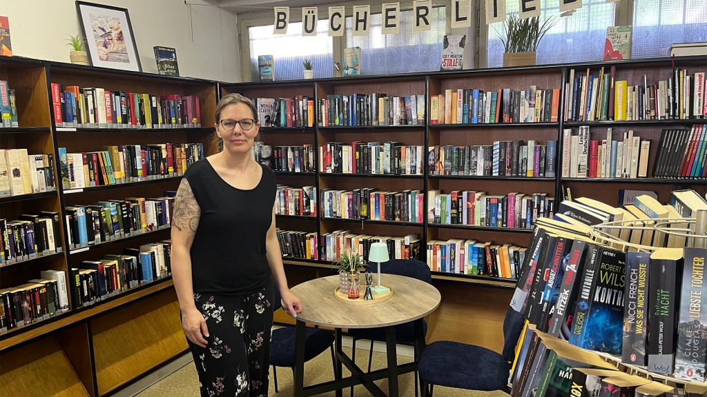 Susanne Ehlen, neue Leiterin der Bücherei, inmitten von Büchern