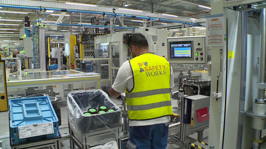 Ein Mitarbeiter bei der Produktion
