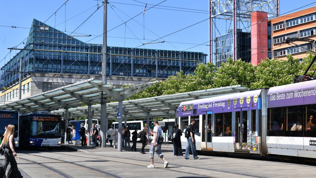 Foto: Bus- und Saarbahnhaltestellen am Saarbrücker Hauptbahnhof