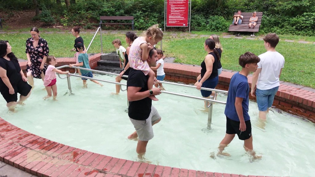 Foto: Menschen auf einem Kneipp-Weg