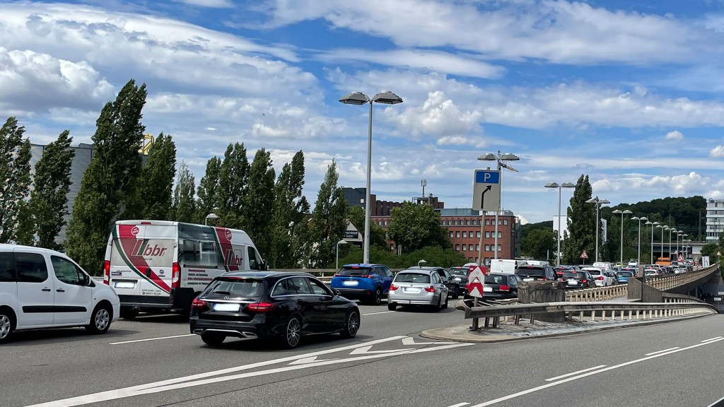 Stau auf der Westspangenbrücke wegen Fräsarbeiten