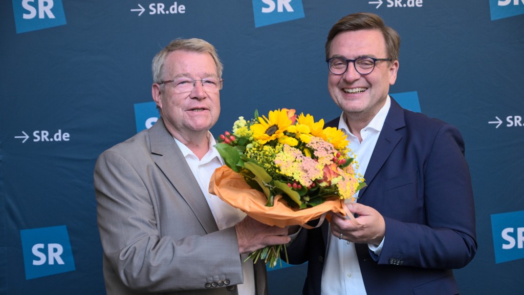 Foto: Der Rundfunkratsvorsitzende Dr. Thomas Jakobs gratuliert dem wiedergewählten SR-Intendanten Martin Grasmück.