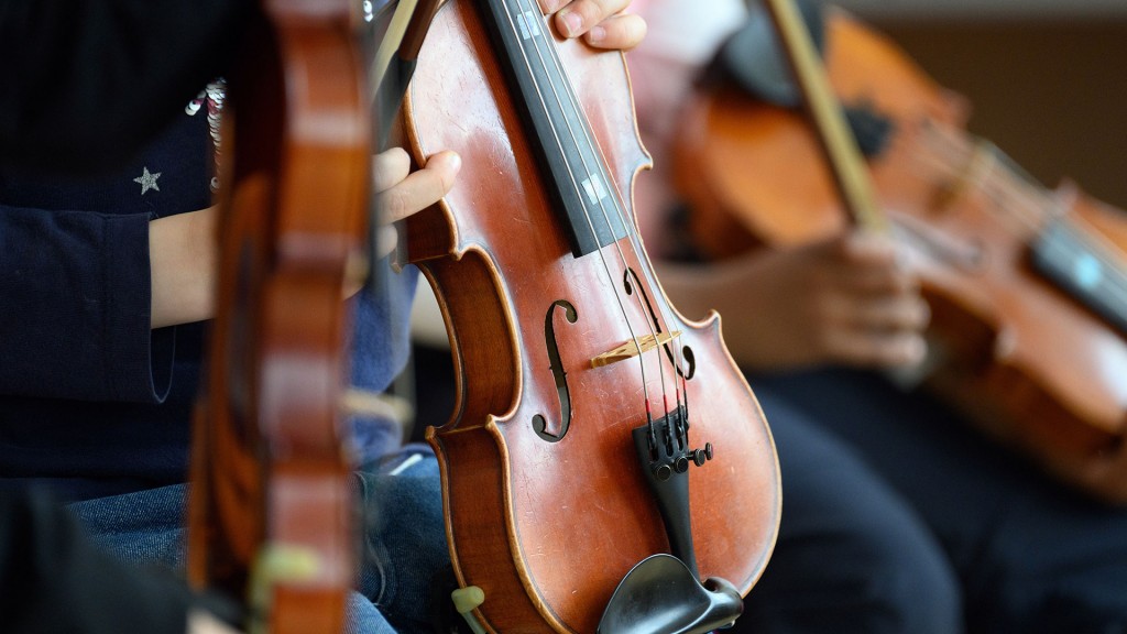 Violinen in einem Orchester