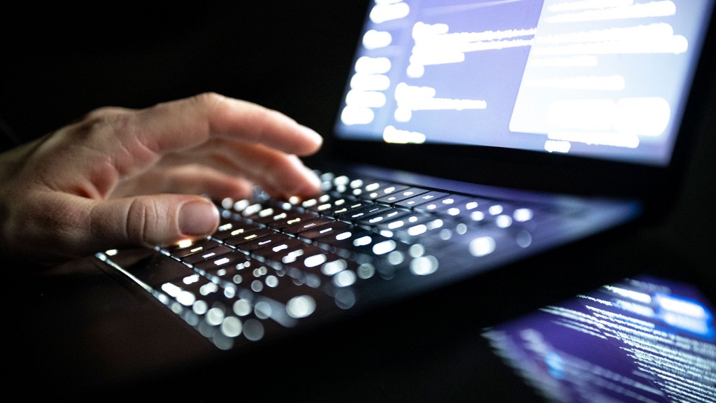 Foto: Symbolbild: jemand tippt auf einer Laptop-Tastatur